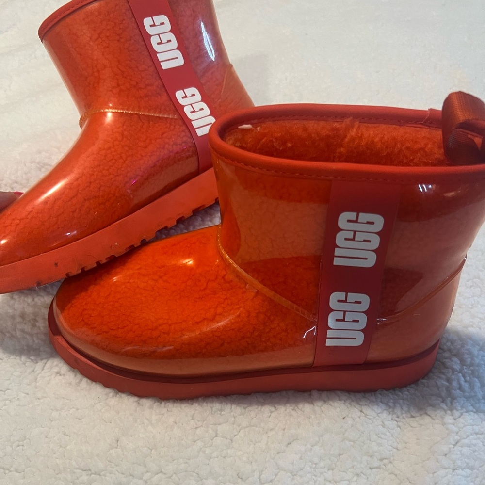 Ugg sherpa rainboot gently worn with minimal scuffs.